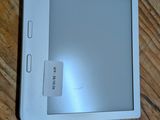 une tablette blanche posée sur une table en bois