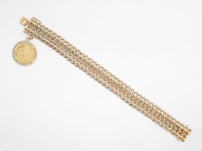 un bracelet en chaîne d'or orné d'une pièce