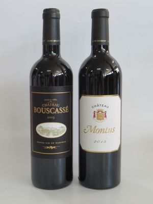 deux bouteilles de vin rouge posées l'une à côté de l'autre sur une table