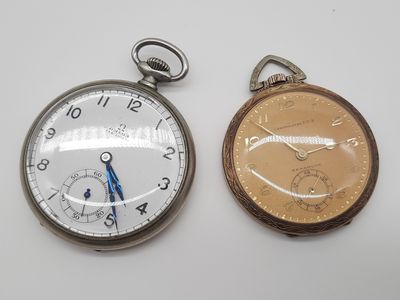 deux montres de poche posées côte à côte sur une surface blanche