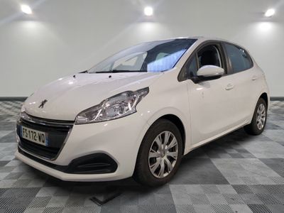 la petite voiture blanche est garée dans la pièce au sol en damier