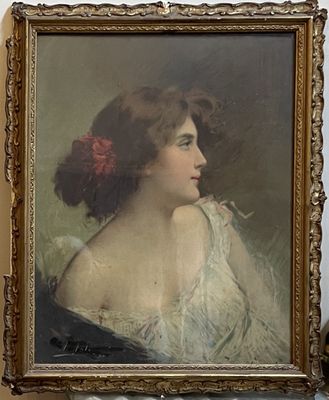 portrait d'une femme en robe blanche, avec une fleur rouge dans les cheveux