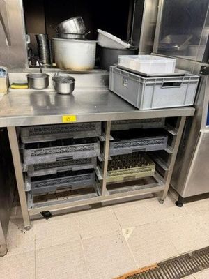 une cuisine avec un plan de travail en inox et un évier en métal