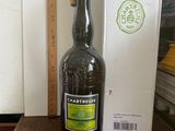 une bouteille de vin posée sur une table à côté d'une boîte