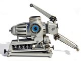 une machine posée sur une table
