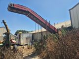 une grande grue qui soulève un camion pour le dégager du sol