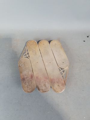 quatre skateboards posés par terre