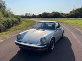 une voiture argentée qui roule sur la route