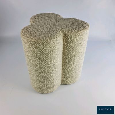 deux tabourets blancs empilés l'un sur l'autre sur une surface blanche