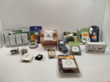 une table sur laquelle sont posés de nombreux appareils électroniques