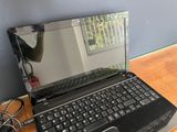 un ordinateur portable posé sur un bureau