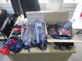 une valise posée sur un bureau dans un bureau