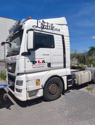 a truck that is parked in front of a building
