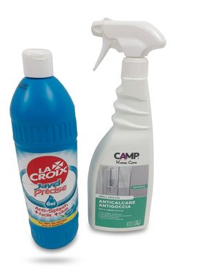 deux flacons de produit nettoyant et un vaporisateur sur fond blanc