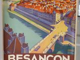 une affiche accrochée au mur d'un immeuble sur laquelle figure une image d'une ville