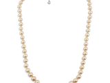 un collier de perles à un rang avec un fermoir en argent