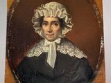 portrait d'une femme en robe noire à volants blancs