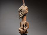 une image représentant une sculpture d'un homme à tête de chèvre