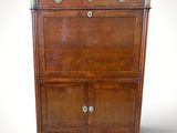 une armoire ancienne en bois avec un plateau en marbre et des tiroirs