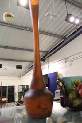 un vase posé sur une table en verre au milieu d'une pièce