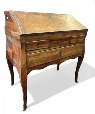 BUREAU DE PENTE en placage de bois de rose ouvrant à un abat…