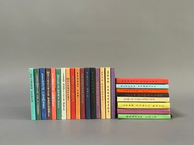 une pile de livres posés les uns à côté des autres sur une table