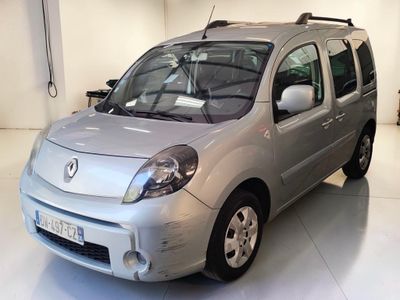une petite camionnette argentée garée dans un garage