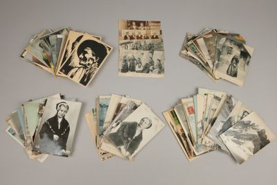 de nombreuses vieilles photos d'hommes et de femmes posées sur la table