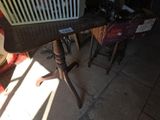 une petite table sur laquelle est posé un panier