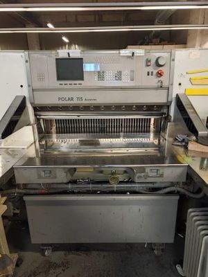 une machine qui se trouve à l'intérieur d'un bâtiment