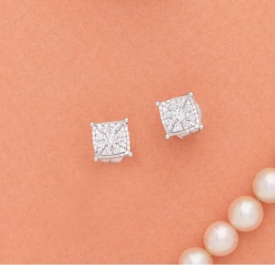 un gros plan sur un collier de perles et deux paires de boucles d'oreilles