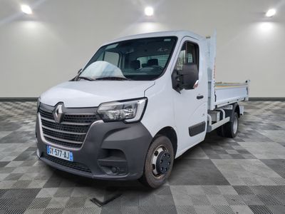 la photo d'un camion blanc garé dans une pièce
