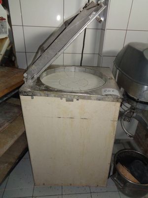 un petit appareil qui se trouve dans une cuisine