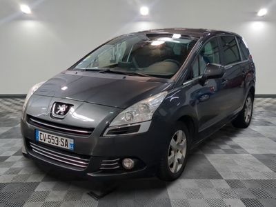 la photo d'une petite voiture noire garée dans un garage