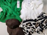 Plusieurs chapeaux, écharpes et foulards sont disposés sur une table