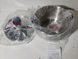 un bol en argent et un autre bol en argent posés sur une table blanche