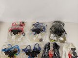 beaucoup de jouets en plastique posés sur la table