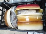 un panier rempli de plats de différentes couleurs