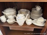de nombreuses assiettes et tasses sur une étagère dans un placard