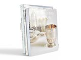 Le livre représente une coupe en argent et une autre coupe en argent posées sur un fond blanc.