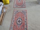plusieurs tapis sont disposés sur le sol d'une pièce