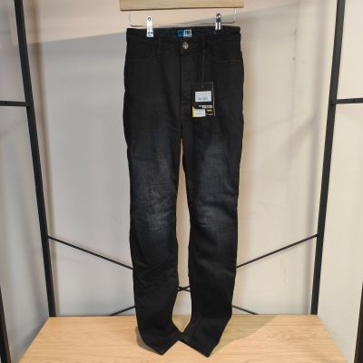 un jean noir suspendu à un portant dans un magasin de vêtements