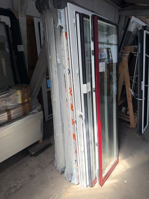 une pièce qui comporte de nombreuses fenêtres