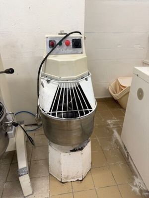 une image représentant une cuisine avec un mixeur et des toilettes