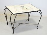 une petite table sur laquelle est posé un tableau, dans une pièce