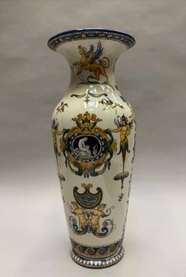Gien, Manufacture de, Grand vase en faïence à décor Renaissa…