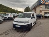 une camionnette blanche garée devant un bâtiment