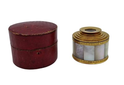 paire de boîtes anciennes en bois avec incrustations de nacre