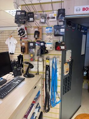 un bureau avec un ordinateur et un clavier dans une pièce