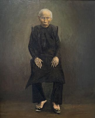 portrait d'une vieille femme en robe noire, assise sur une chaise